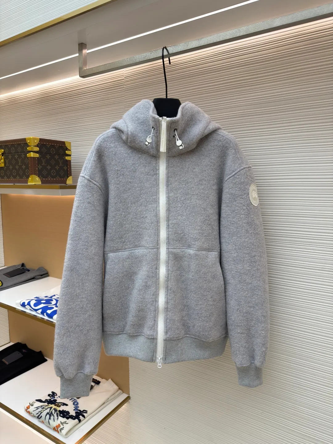 P770 Canada Goose Fleece Badge Hooded Jacket ●Original version: Purchased and developed by 6109 ●Item number: 1682016-C55 ●Fabric: wool fabric ●Technology: Fleece production ●Color: gray ●Type: Fitted version ●Weight: about 1000 grams ●Size: S-M-L-XL ●Description: A wool fleece fabric blended with wool as the main body and a very small amount of spandex and polyester fibers. Wool is a core natural ingredient that provides unparalleled temperature regulation, antibacterial and anti-odor properties and a skin-friendly feel. The feeding of a small amount of spandex gives the fabric a certain degree of four-way elasticity, making it non-restrictive during daily activities. As the basis of fleece's structure, polyester fiber enhances the fabric's durability, wrinkle resistance and quick-drying properties. It contributes to the loft of the fleece and provides functions such as trapping air. The sleeves and hem adopt 2×2 ruffles. Its strong elasticity can closely fit wrists and waists of different thicknesses, forming an effective 'seal' to prevent cold wind from blowing back. It can still maintain its original shape after repeated stretching and use, and is not easy to loose and deform. And the ribbed cuffs can convey a sense of design and enhance the visual beauty. The combination of hood design and elastic buckle improves warmth and windproof performance when worn. The overall wiring is straight and delicate, the fabric is comfortable and soft, and the color is consistent without color difference. It can be matched with the same style to create a fashionable look and control various occasions. Customized accessories, complete with three standards, same style for men and women!